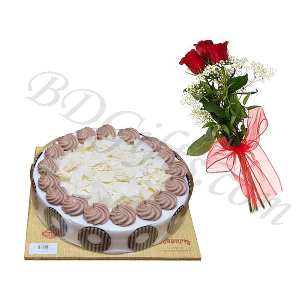 Red roses in bouquet with cake