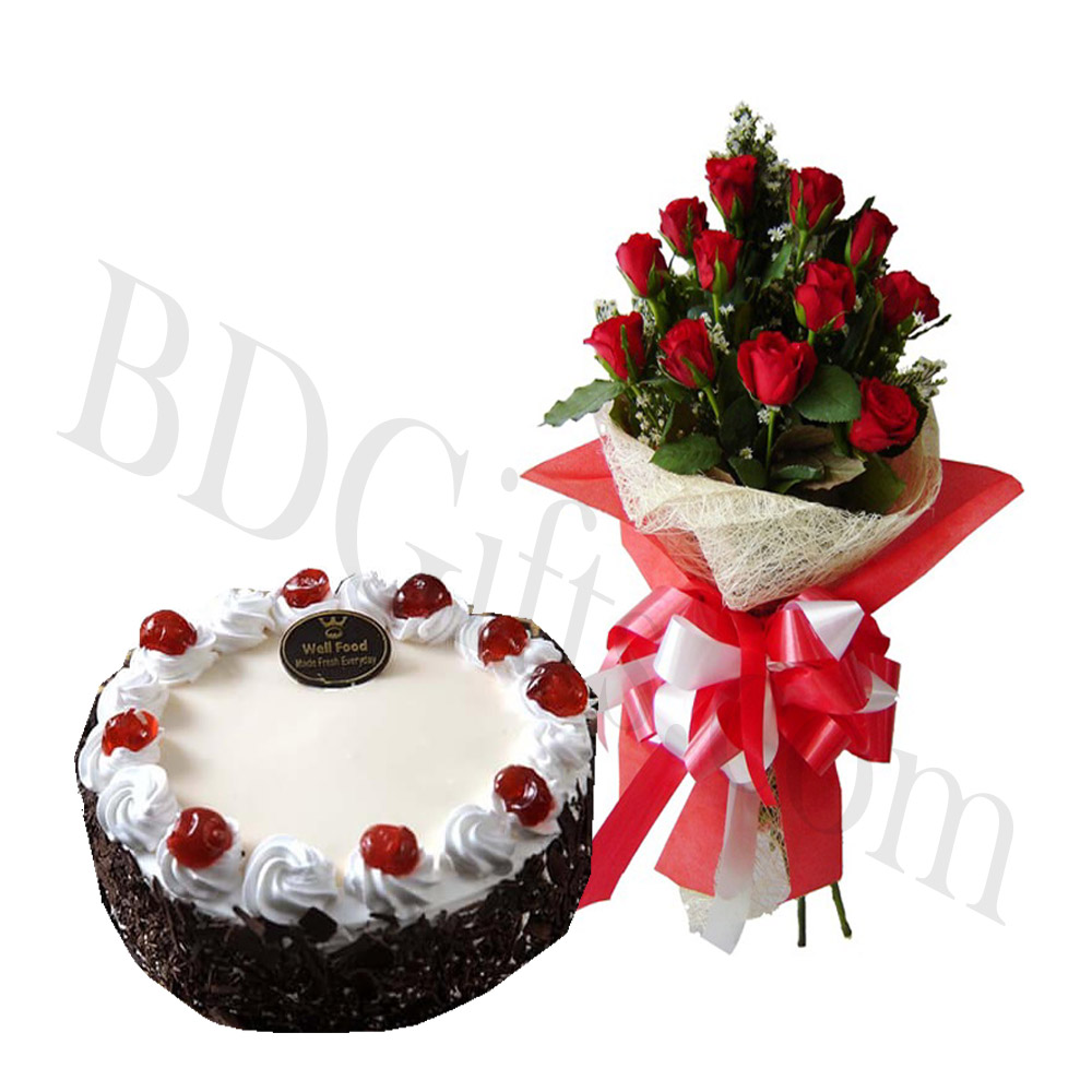 Cake with red roses in bouquet